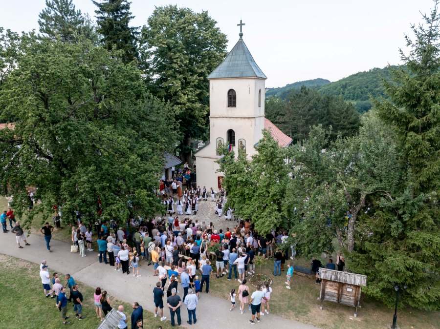 Црква са верницима у порти 