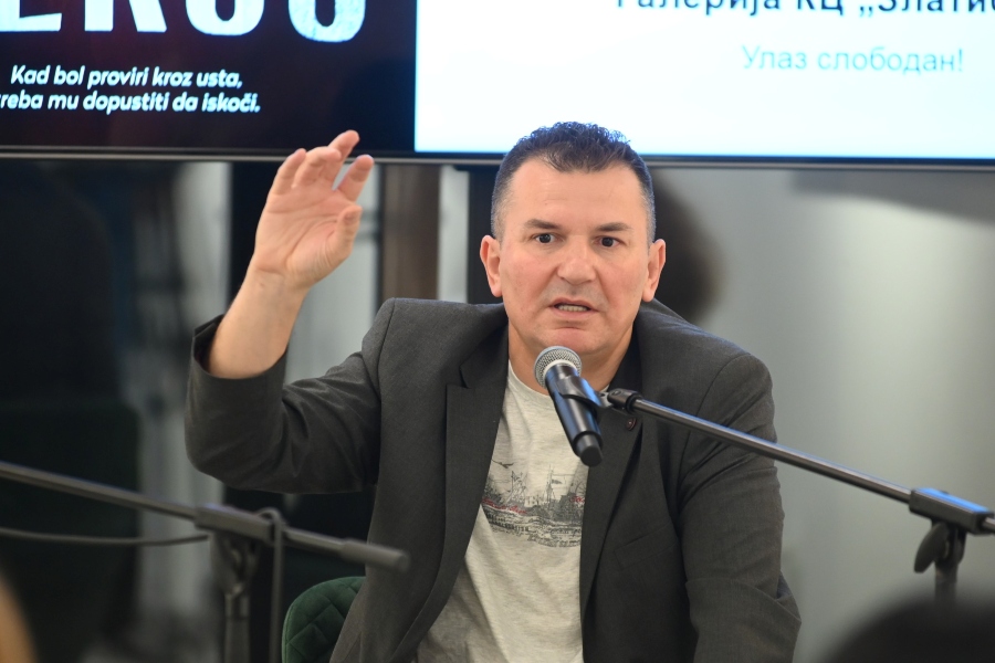 Књижевник Енес Халиловић Књижевник Енес Халиловић говори