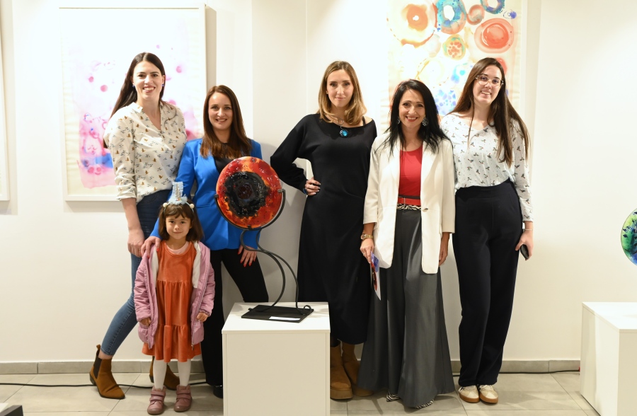 Уметница са организаторима изложбе