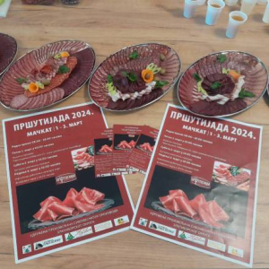Сто на коме се налазе овали са деликатесима. У првом плану су флајери са најавом манифестације, затим овали са деликатесима и чаше