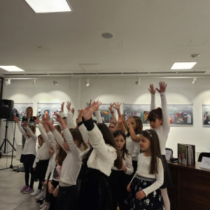 Деца певају подигнутих руку