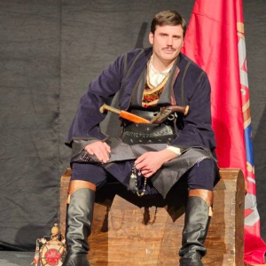 Човек седи на ковчегу