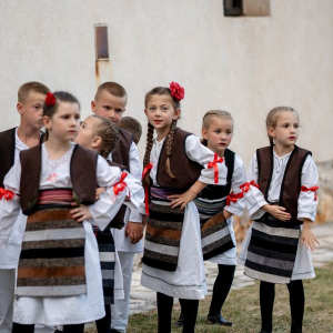 Deca u narodnoj nošnji