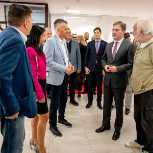 grupa ljudi razgovara