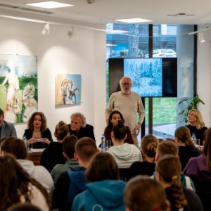 covek govori, ostali sede i slusaju ga