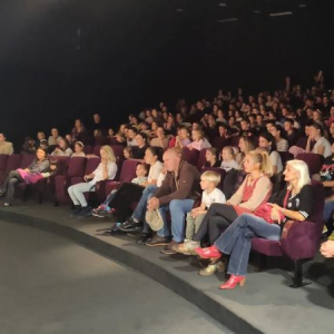 publika gleda predstavu