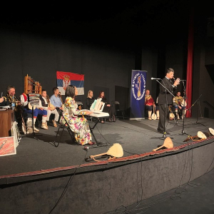 Muskarac svira frulu na sceni