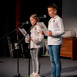 decak i devojcica ispred mikrofona