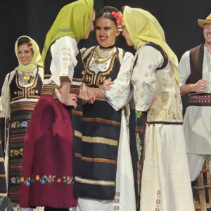 tri devojke zbor zborile 