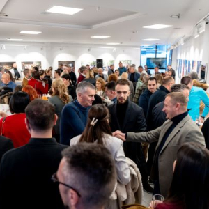 mnogo ljudi na proslavi