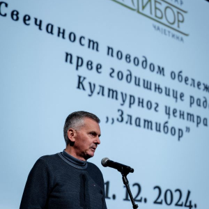 muskarac govori u mikrofon 