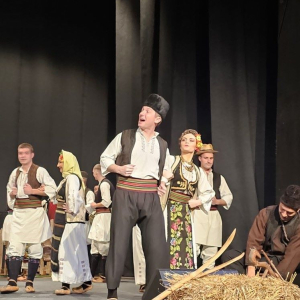 muskarac peva, ostali igraju oko njega