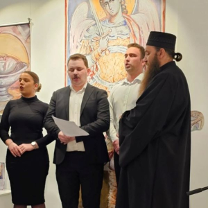 devojka i dva momka pevaju u društvu sveštenika
