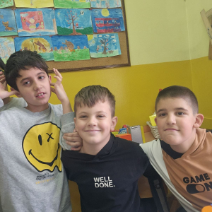 Miloš sa drugarima iz škole