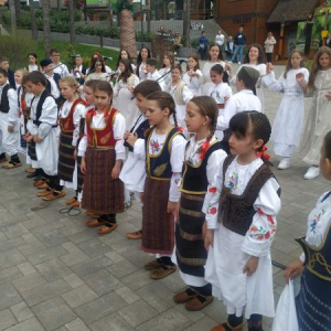 deca stoje u vrsti i igraju kolo