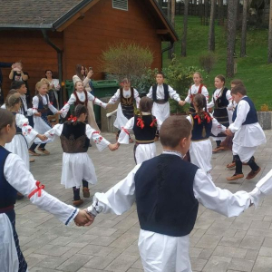 deca igraju kolo