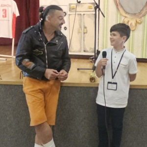 muskarac i decak razgovaraju