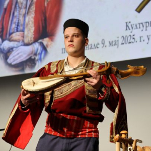 guslar pokazuje gusle publici