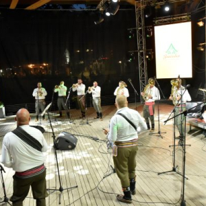 grupa ljudi svira 