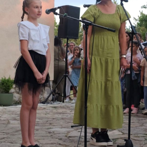devojcica i zena govore 