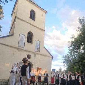 deca igraju kolo pred crkvom