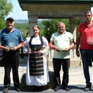 tri muskarca i devojka u nosnji