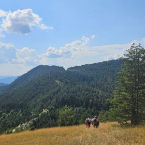 planinski pejzaz i planinari 
