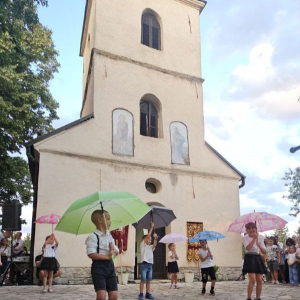 deca igraju sa kisobranima