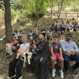 ljudi sede i slusaju koncert