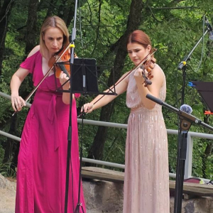 dve zene sviraju violine