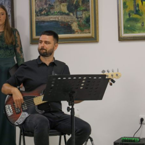 muskarac svira bas gitaru