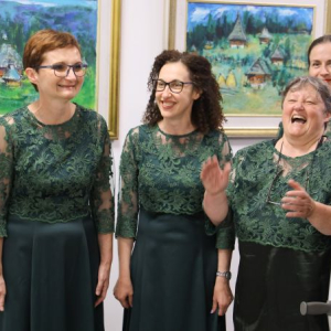 tri zene u zelenim haljinama pevaju