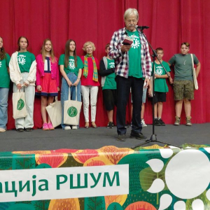 deda recituje, iza su deca