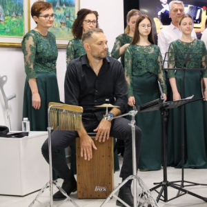 muskarac svira perkusije
