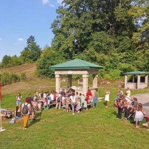 letnja pozornica na kojoj se nalaze deca