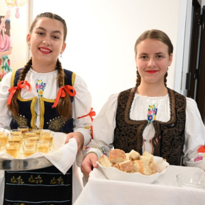 dve devojcice u narodnim nosnjama