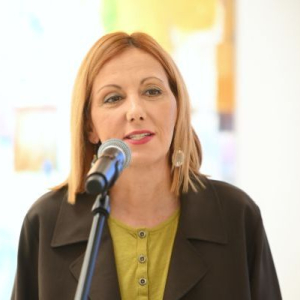 zena u braon govori 