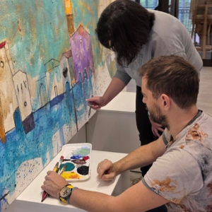 Учесница завршава ауторову слику