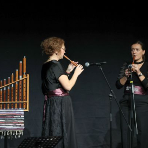 dve zene sviraju frule