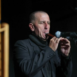 muskarac svira dvojnice