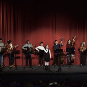 Deca sviraju i pevaju 