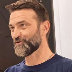 muskarac u teget majici