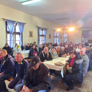 ljudi sede i gledaju predstavu