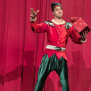 muskarac igra u kostimu Deda Mraza