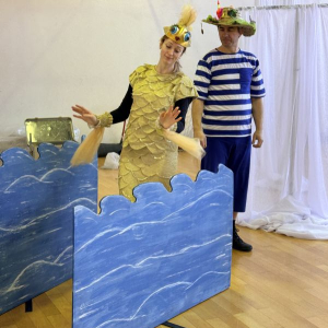 muskarac i zena obuceni u ribara i ribu