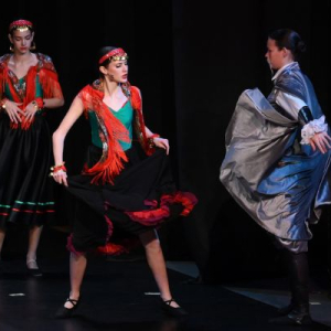 dve balerine, jedna u kostimu Don Kihota, druga u kostimu Romkinje