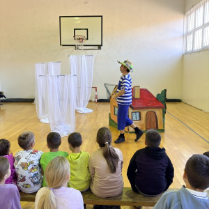 sala za fizicko u kojoj se izvodi predstava