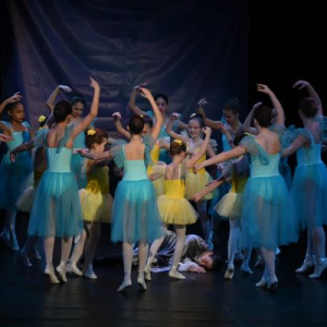 balerine u zutom i plavom 