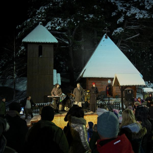 crkva sa ljudima ispred