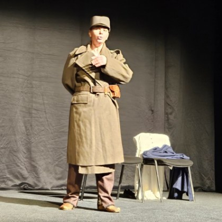 Глумица Весна Станковић на стоји на сцени, обучена у војну униформу из Првог светског рата, у улозиМилунку Савић